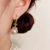 فالنسخة الكورية من الازياء هي عبارة عن اسطوانة لؤلؤية مرصعة باللؤلؤ Specification image